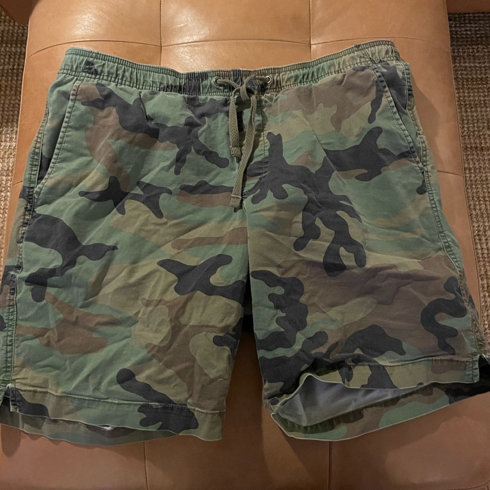 Gap Camo shorts in large